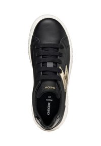 Sort lædersneakers med tekstureret gylden detalje og hvid gummisål. Har sorte snørebånd og polstret krave for komfort.