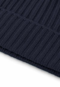 Tessuto a maglia a coste di colore blu navy con linee verticali e superficie testurizzata, caratterizzato da un aspetto morbido e caldo e da un bordo rifinito con cura.