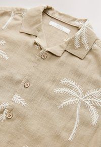 Non selezionato, light stone palm tree