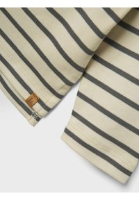 Beige Langarmhemd mit horizontalen grauen Streifen, einem strukturierten Stoff und einem kleinen braunen Etikett am Saum mit Nähdetails.