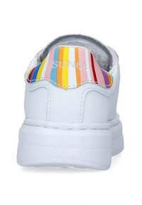 Sneaker bianco con tomaia in pelle liscia, tacco in tessuto a righe colorate nelle tonalità di rosa, giallo e viola, e suola spessa in bianco.