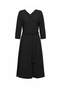Robe noire mi-longue avec manches trois-quarts, encolure en V et ceinture nouée à la taille.