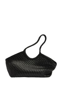 Czarna pleciona torba na ramię z otwartym topem i jedną plecioną rączką. Posiada fakturowany wzór oraz wyprofilowany kształt, co ułatwia noszenie.