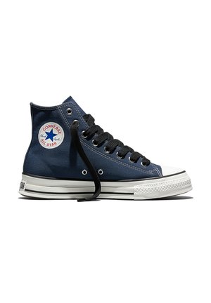 Marineblaue High-Top Converse Chuck Taylor All Star Sneaker mit schwarzen Schnürsenkeln und weißer Gummisohle, seitlich auf weißem Hintergrund gezeigt.