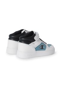 High-Top-Sneaker mit einem weißen Lederoberteil, schwarzen Akzenten, blauen Seitenpaneelen und einem auffälligen Logo an der äußeren Ferse. Mit Klettverschluss.