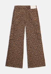 Cargo kalhoty s leopardím vzorem v hnědé a černé barvě, s volnými nohavicemi, několika kapsami a štítkem na pase.