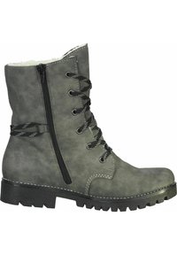 Botín gris con acabado de cuero sintético texturizado, cordones en la parte frontal, cremallera lateral y suela gruesa con tracción.