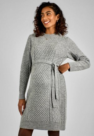 Abito grigio lavorato a maglia con motivi a treccia, maniche lunghe, scollatura rotonda e una cintura annodata in vita. Texture morbida con polsini e orlo a coste.