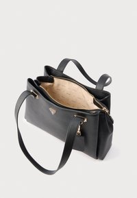 Melna ādas rokassoma ar divām siksnām, rāvējslēdzēja aizdari, bēša iekšpuse un zelta krāsas detaļām. Aprīkota ar logotipa akcents.