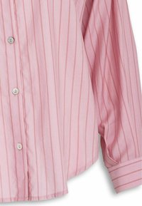 Camicia a maniche lunghe rosa chiaro con strisce bianche verticali, chiusura a bottoni e un fit morbido. Il tessuto appare liscio con una leggera lucentezza.