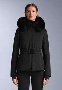 Crna izolirana jakna s kapulja�čom od umjetnog krzna, remenom u struku, glatkim materijalom, zatvaranjem na zip, i bočnim džepovima, nosi se preko odgovarajućih hlača.