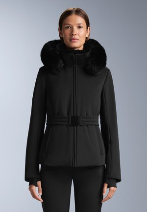Svart isolerad jacka med fuskpäls-hood, bälte i midjan, slät tyg, dragkedjestängning och sidofickor, buren över matchande byxor.