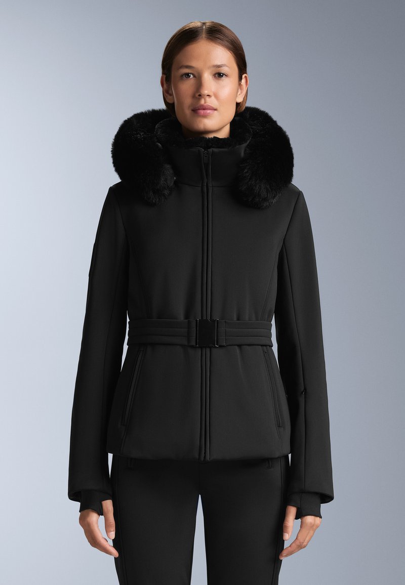 Crna izolirana jakna s kapuljačom od umjetnog krzna, remenom u struku, glatkim materijalom, zatvaranjem na zip, i bočnim džepovima, nosi se preko odgovarajućih hlača.