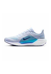 Baskets de sport bleu clair avec une tige en mesh, accents teal contrastants, une semelle intermédiaire blanche et une semelle extérieure en caoutchouc texturé. Présente un logo sur le côté.