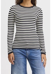 Randig långärmad topp med svarta och krämfärgade horisontella ränder, ribbad textur och rundad halsringning med kontrasterande muddar.