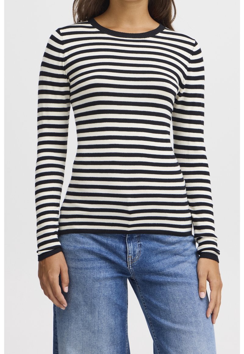 Randig långärmad topp med svarta och krämfärgade horisontella ränder, ribbad textur och rundad halsringning med kontrasterande muddar.