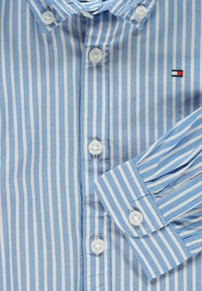 Camicia a maniche lunghe blu chiaro e bianca a righe, con bottoni bianchi, logo ricamato e polsini con righe abbinate.