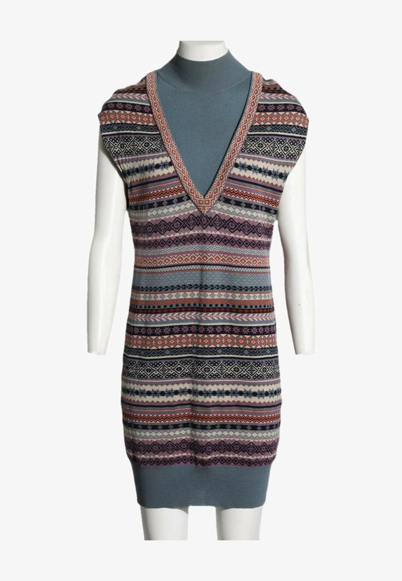 Robe sans manches en maille avec un décolleté profond en V, présentant des motifs géométriques et floraux horizontaux multicolores dans des tons bleus, violets, orange et blancs.
