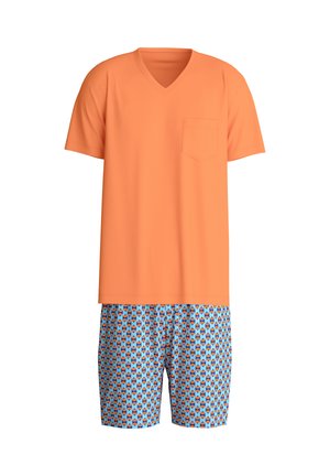Chemise orange unie à manches courtes avec col en V et poche poitrine, associée à un short à motifs bleus et oranges sur fond blanc.