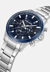 Orologio cronografo argentato con lunetta blu, quadrante blu texturizzato, indici delle ore argentati e bracciale in acciaio inossidabile.