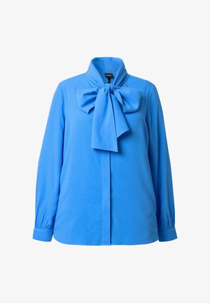 Niebieska bluzka z kołnierzykiem w kształcie kokardy, długimi rękawami i zapięciem na guziki z przodu. Gładka tekstura materiału, dopasowany krój oraz bufiaste mankiety.