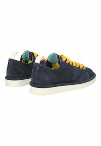 Sneaker in suede blu navy con lacci gialli, suole bianche e una fodera turchese. Presenta un anello sul tallone per indossarle facilmente.