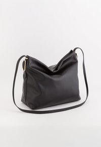 Schwarze Leder-Schultertasche mit einer lässigen Form, glatter Textur und einem dünnen, verstellbaren Tragegurt. Verfügt über dezente Falten an der Oberseite.