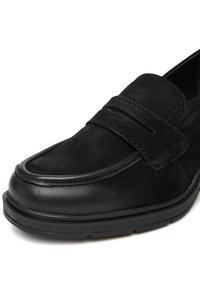 Czarny skórzany mokasyn z zaokrąglonym noskiem, z przeszyciami typu siodło i fakturowanym wykończeniem; posiada poduszkową podeszwę dla komfortu.