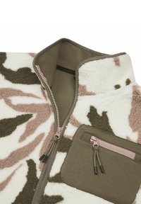 Giacca in pile con collo con zip, caratterizzata da un motivo camouflage nei colori crema, marrone e rosa. Include una tasca con zip dotata di accessori rosa.