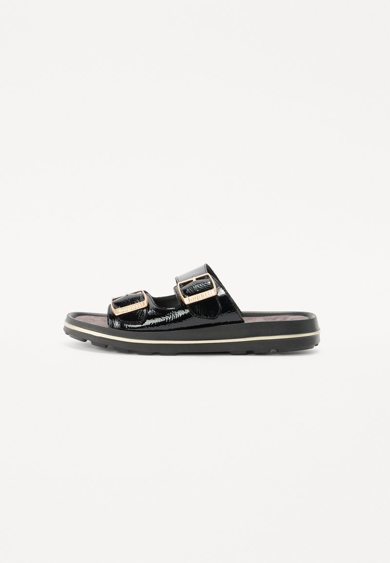 Sandales mules noires en vernis avec double boucles ajustables, semelle rembourrée et semelle en caoutchouc épaisse avec un accent de couleur claire.