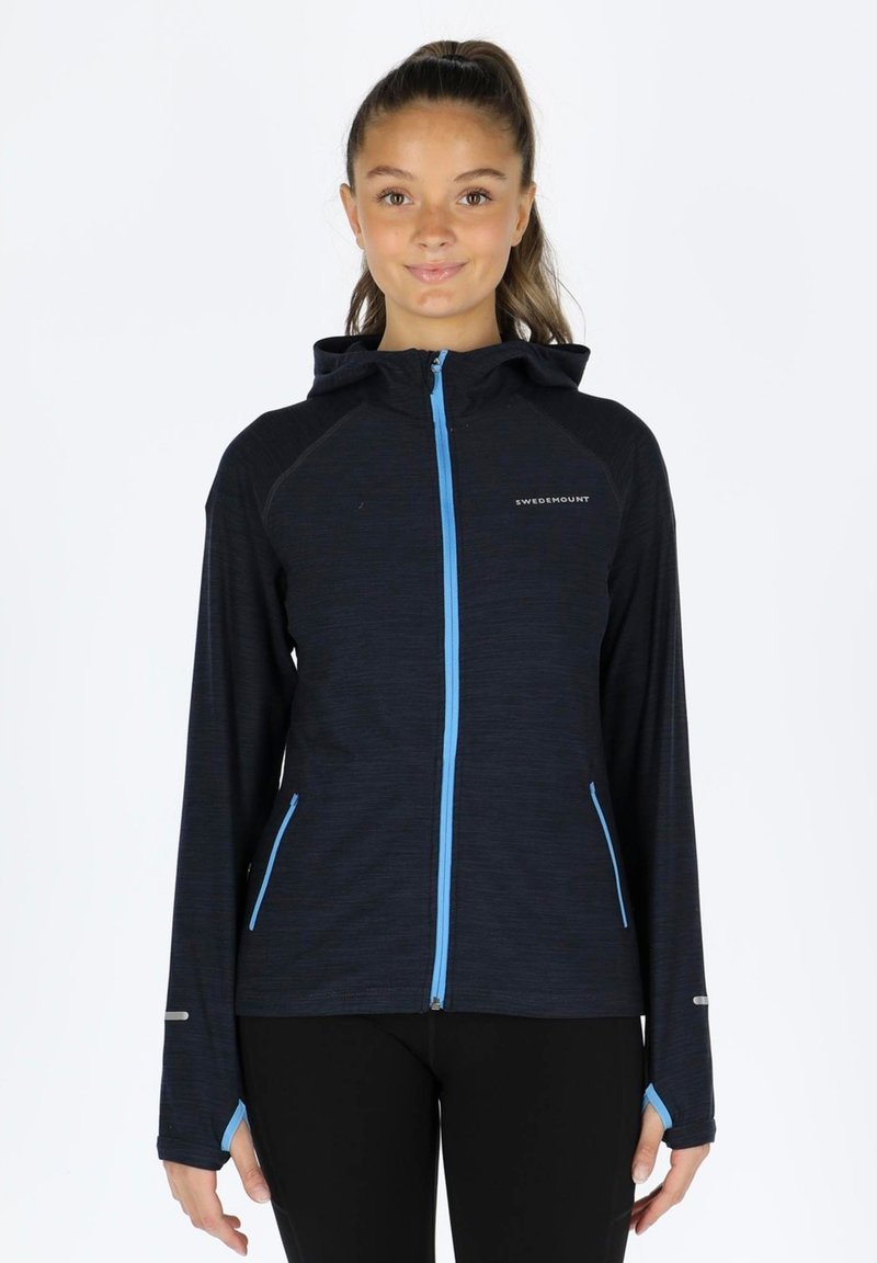 Giacca da performance navy con cappuccio, caratterizzata da accenti blu, chiusura con zip e tasche. Realizzata in tessuto leggero e texture.
