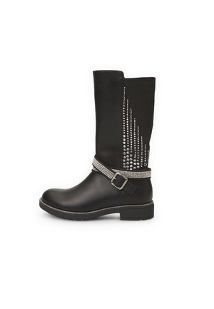 Bota negra de cuero sintético hasta la rodilla. Presenta adornos de tachuelas plateadas en el costado y un cinturón decorativo plateado con hebilla.
