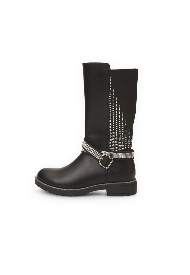Bota negra de cuero sintético hasta la rodilla. Presenta adornos de tachuelas plateadas en el costado y un cinturón decorativo plateado con hebilla.