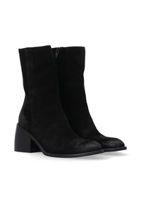 Schwarze Wildleder-Stiefeletten mit asymmetrischem Absatz und seitlichem Reißverschluss. Das Obermaterial hat eine glatte Textur und die Schuhspitze ist rund.