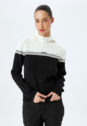 Zwart-witte hoodie met een half-rits ontwerp. Bevat horizontale zwart en grijs gestreepte patronen en "SKI" geborduurd op de borst. Zacht materiaal.