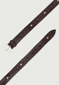 Cintura in pelle marrone con ritagli a forma di diamante, borchie metalliche e una fibbia rettangolare di colore argento. Texture liscia senza pattern aggiuntivi.