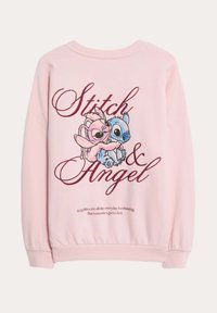 Felpa rosa con scollo rotondo, caratterizzata da una stampa grafica di Stitch e Angel. Sotto si legge: "Essere così carini tutto il giorno è estenuante."