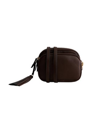 Compacte donkerbruine leren crossbodytas met een lange riem en een decoratieve kwast aan de rits bevestigd.