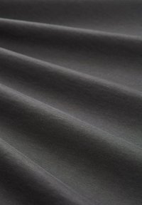 Țesătură de culoare gri închis, cu o textură netedă, având valuri subtile și un țesut fin, uniform. Fără modele vizibile sau detalii metalice.