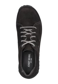 Chaussure en suede marron avec des lacets gris, bout rond et semelle en caoutchouc. Marque visible sur la semelle intérieure. Design minimaliste avec des détails de coutures.