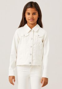 Giacca in denim bianco con chiusura a bottoni, due tasche sul petto e colletto. Il tessuto ha una consistenza liscia ed è di design corto.