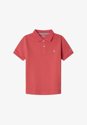 Crvena polo majica s klasičnim ovratnikom, plaketom na dva dugmeta, kratkim rukavima i diskretnim logotipom na prsima. Napravljena od mekanog, prozračnog materijala.