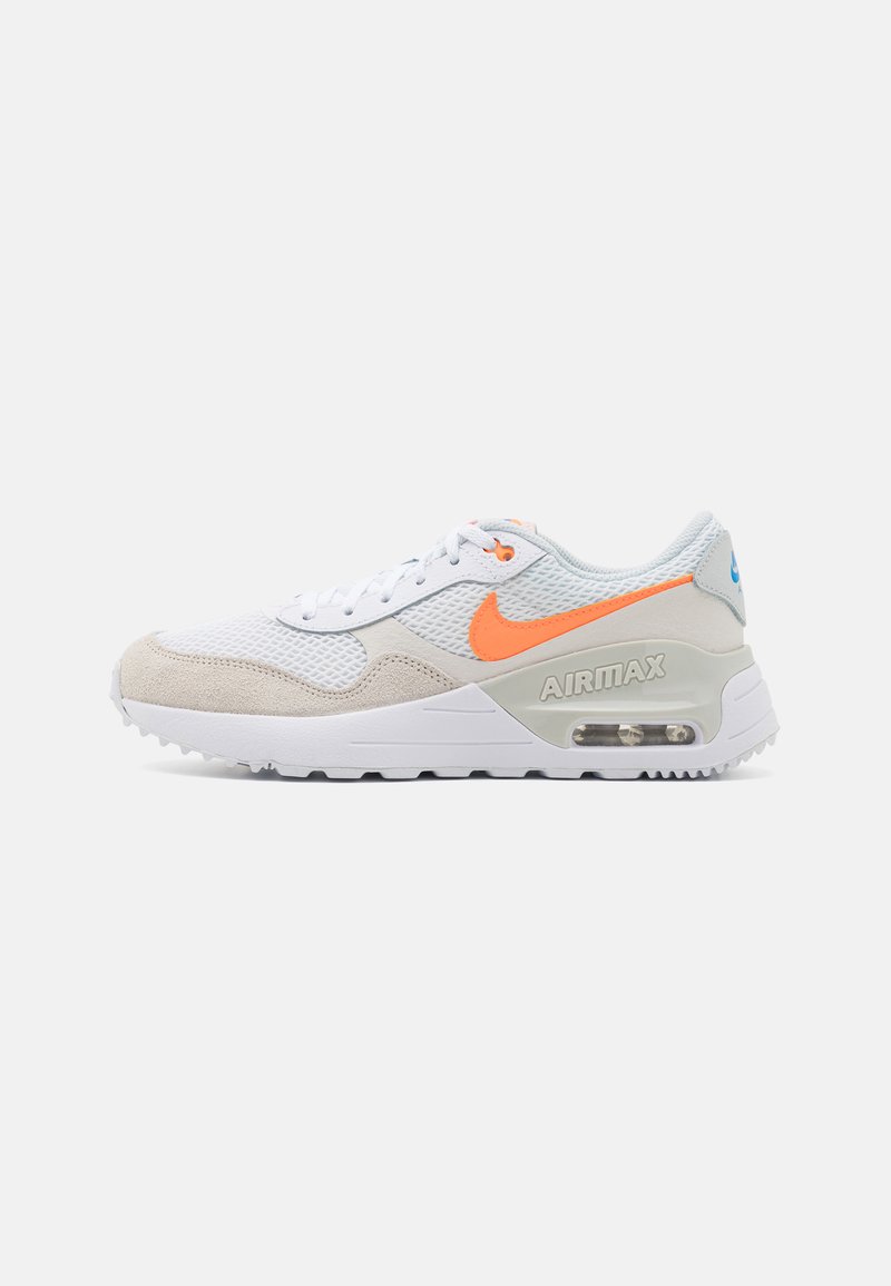 Weißer Sneaker mit grauen und beigen Akzenten, Obermaterial aus Mesh, orangefarbener Nike-Swoosh und sichtbarem Air-Element; zeichnet sich durch strukturierte Materialien und eine Gummisohle aus.
