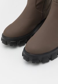 Pieces PCADRIANNA KNEE HIGH BOOT - Botas de plataforma - fossil