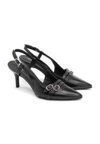 Czarne skórzane sandały na obcasie slingback z szpiczastym noskiem, z dwoma dekoracyjnymi srebrnymi klamrami oraz 7,5-centymetrowym obcasem. Gładka faktura i minimalistyczny design.