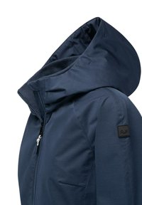 Veste légère bleu marine avec un col montant et une capuche ajustable. Présente une fermeture éclair à l'avant, une poche poitrine et un écusson logo sur la manche.