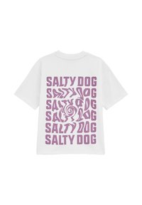 Bílé bavlněné tričko s výrazným fialovým grafickým textem s nápisem "SALTY DOG" v různých velikostech a stylech na zadní straně.