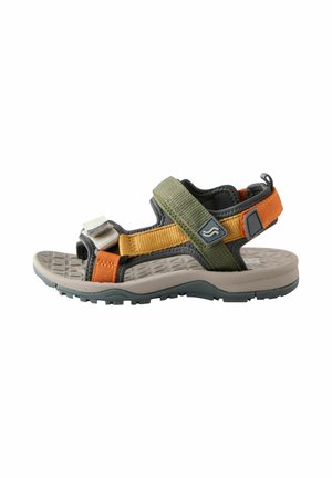 Udendørs sandal med justerbare grønne, orange og beige remme, polstret grå sål og tekstureret fodseng for godt greb.