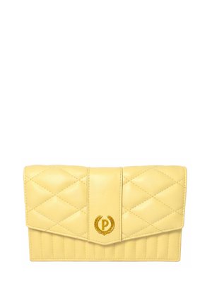 Pochette in pelle trapuntata gialla con emblema dorato raffigurante una "P" all'interno di una corona d'alloro sulla patta frontale.