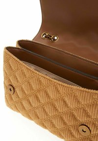 Braune Handtasche aus gestepptem Stoff mit strukturierter Oberfläche, ausgestattet mit einem magnetischen Druckverschluss und zwei Innenfächern. Akzente aus goldfarbenem Metall.